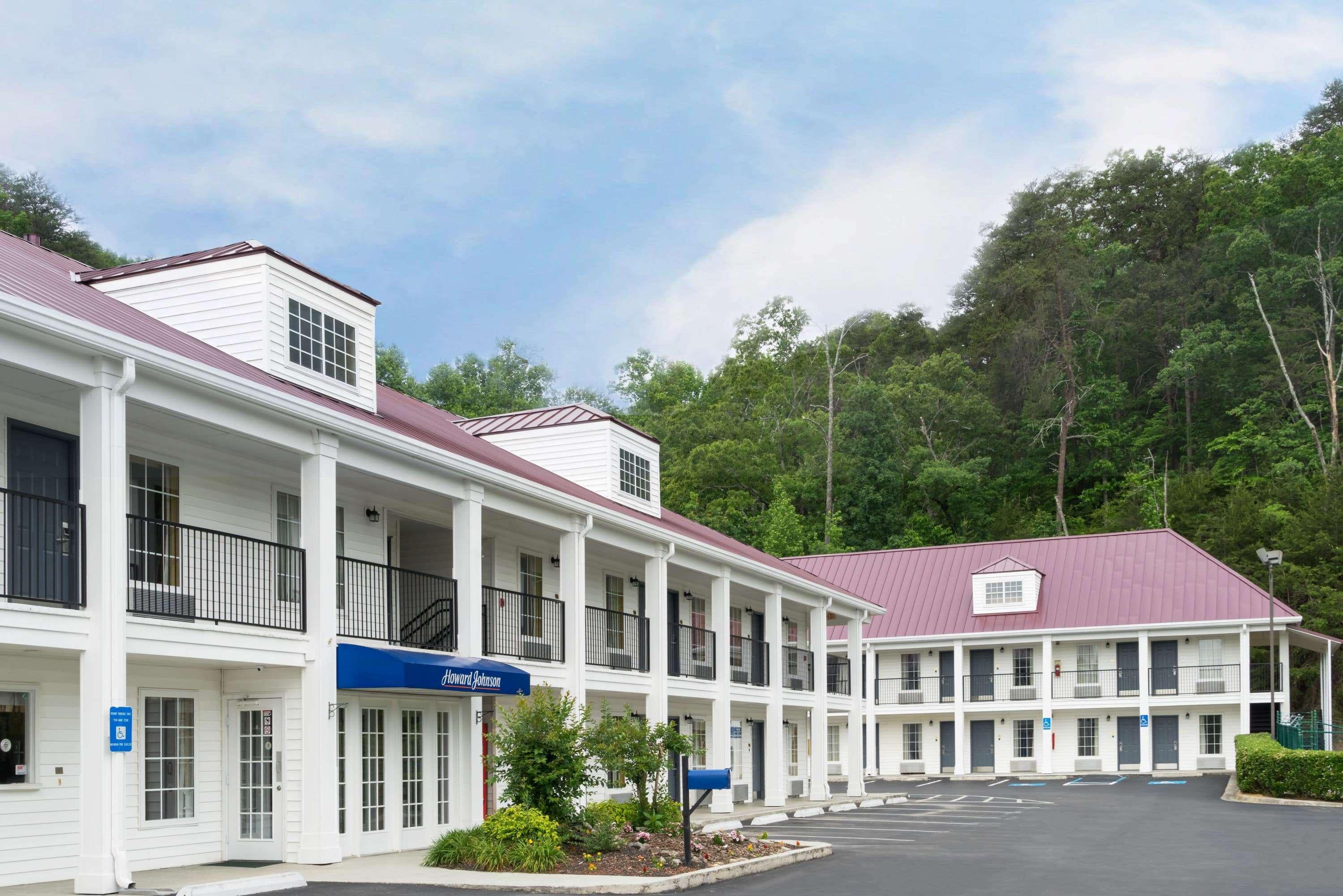 Howard Johnson By Wyndham Dalton Exterior photo
